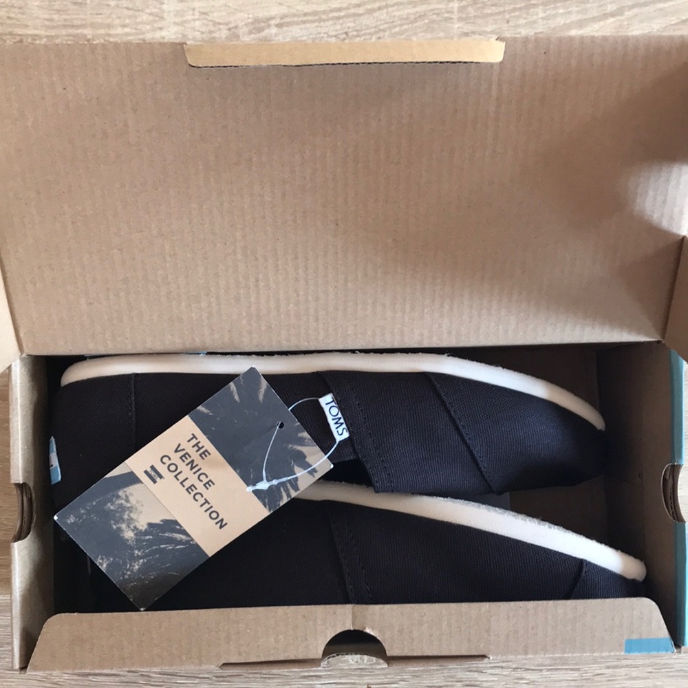 Toms classic black canvas shoes